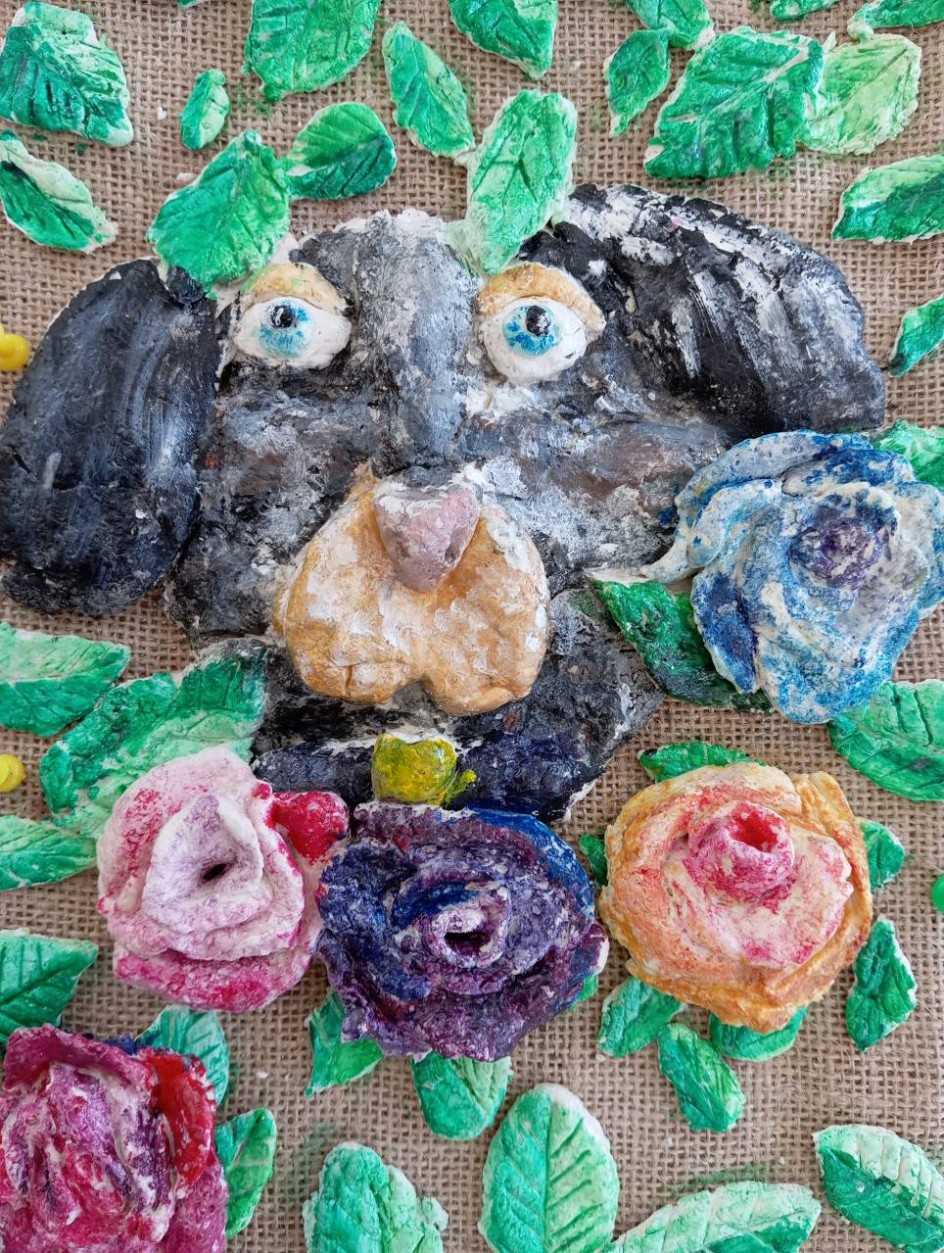 Пес среди роз