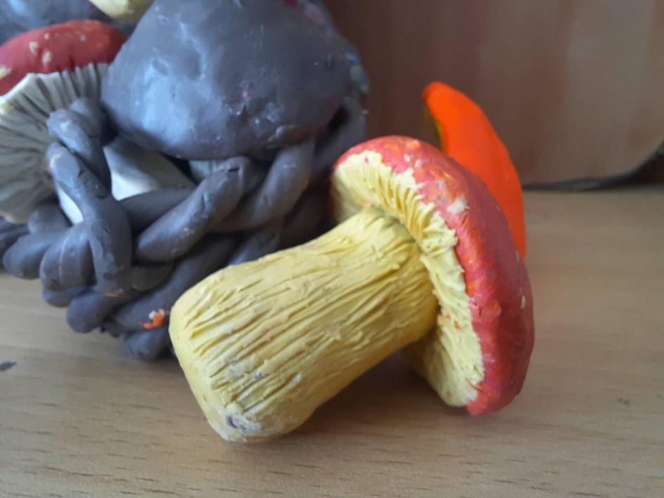 Ежик с корзинкой грибов.