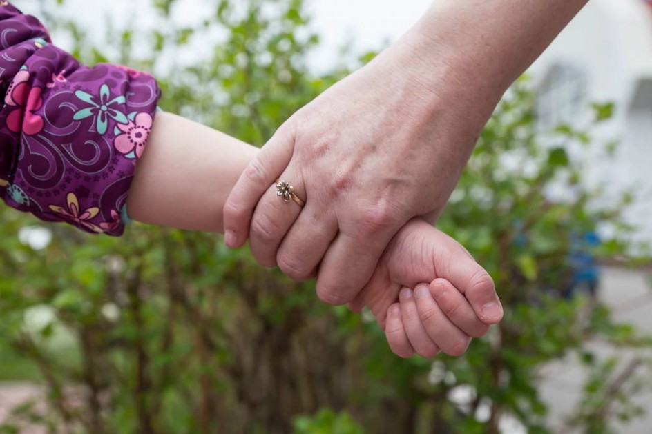 "Возьми меня за руку"