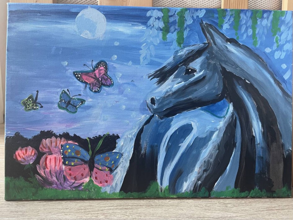 Лошадь и бабочки в поле