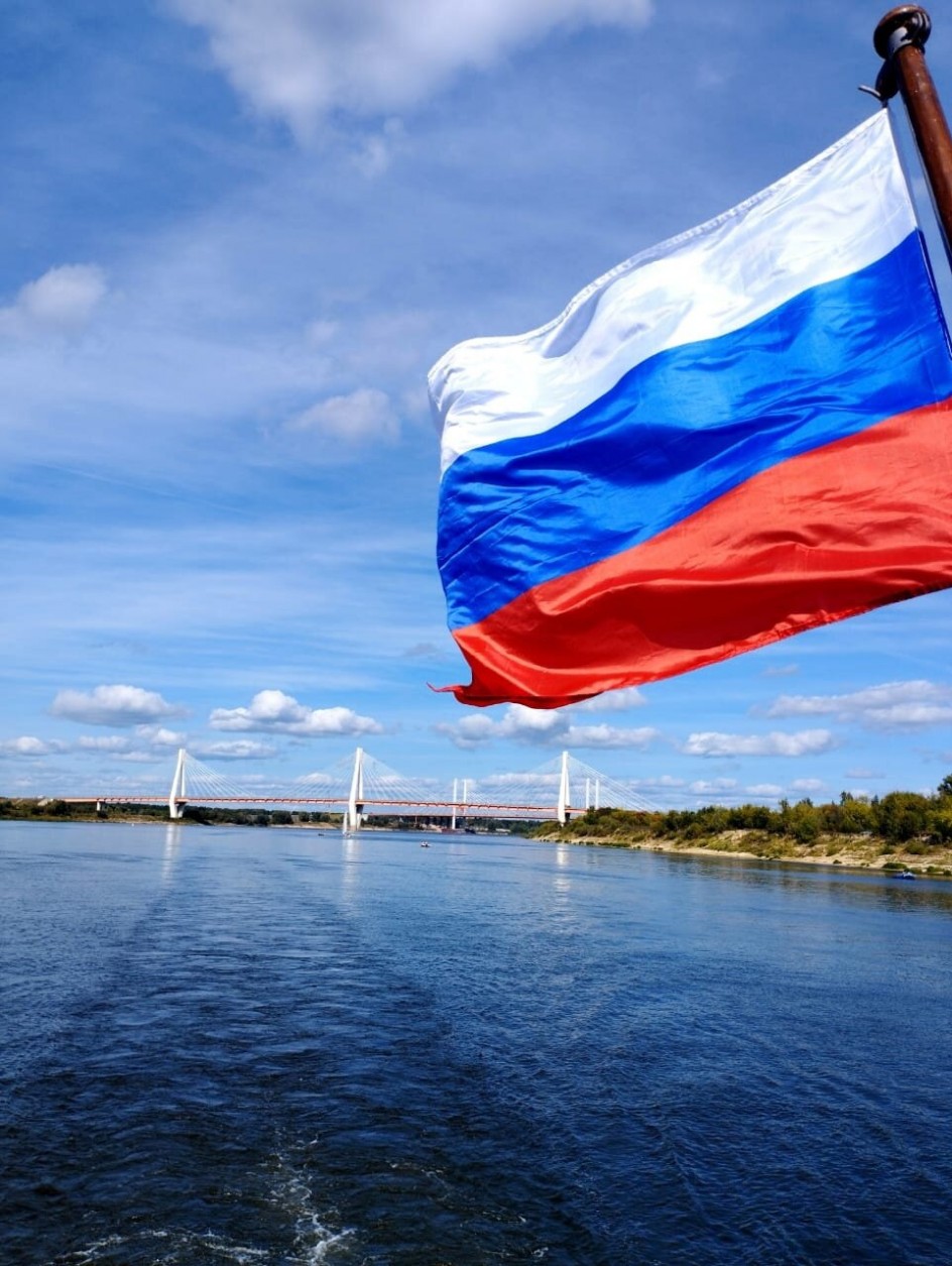 "Над рекой над Окой реет флаг наш родной"