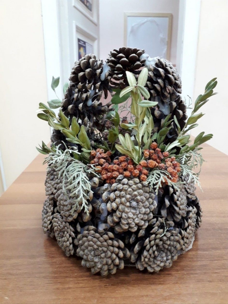 Корзиночка из шишек
