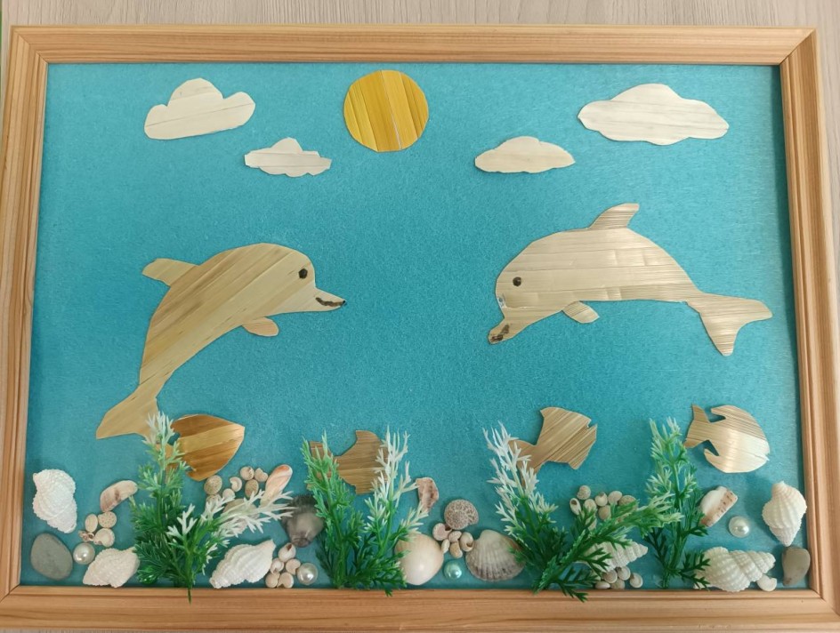 Дельфины в море
