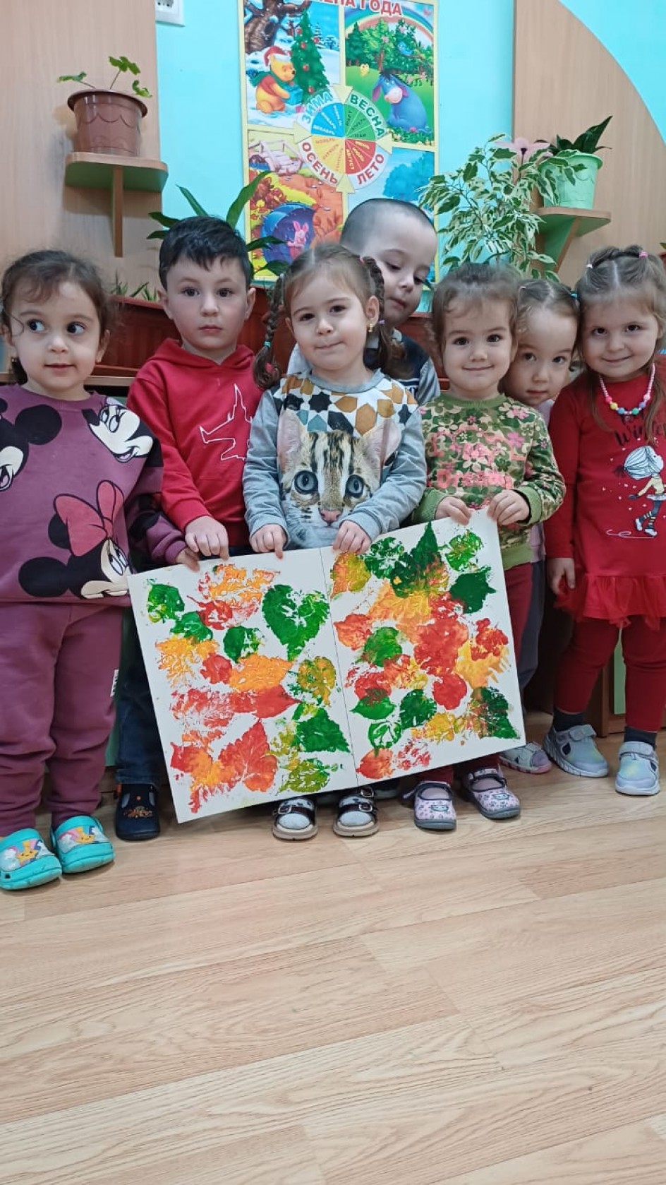 Разноцветный ковёр из листьев