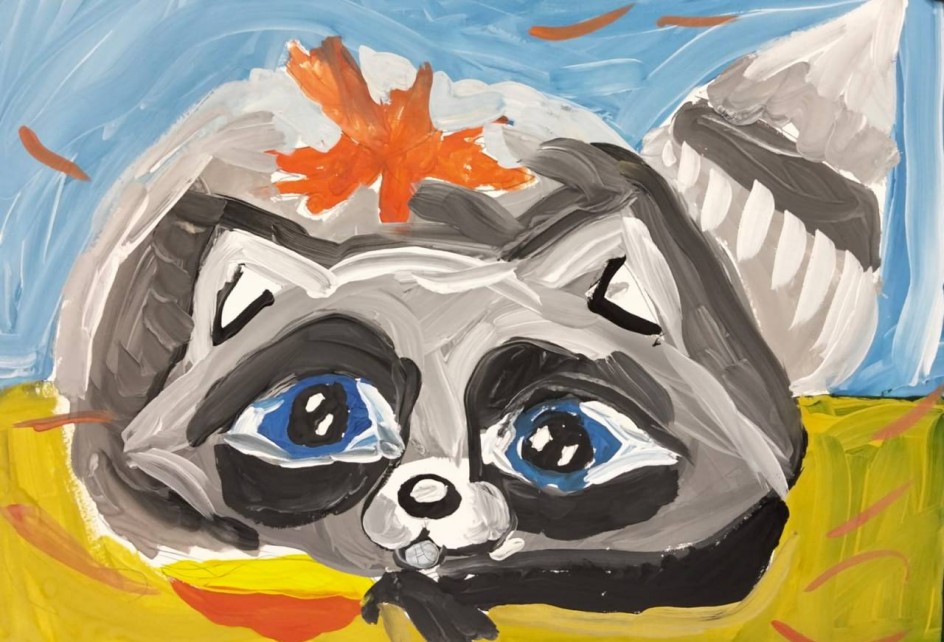 Енот под опавшим листом